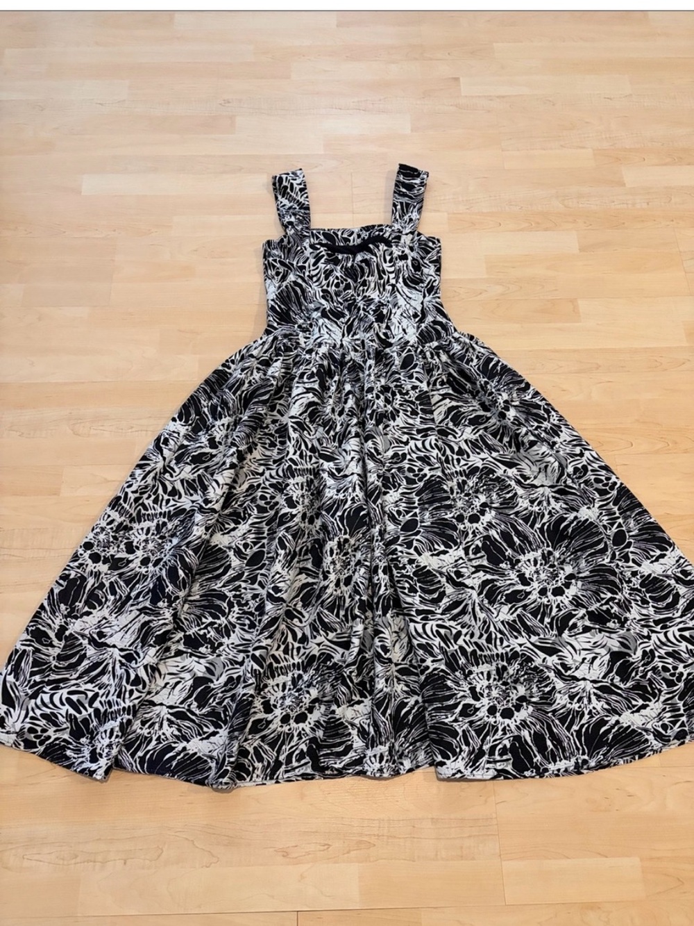 Elliatt Louise Black & White Floral Maxi Anthropologie size Medium - Picture 4 of 9